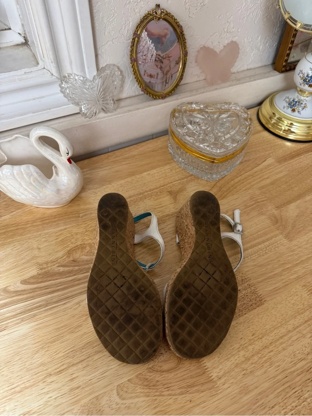 Dreamy Gianni Bini 2000s wedge sandals size 6 sleek strappy silhouette
